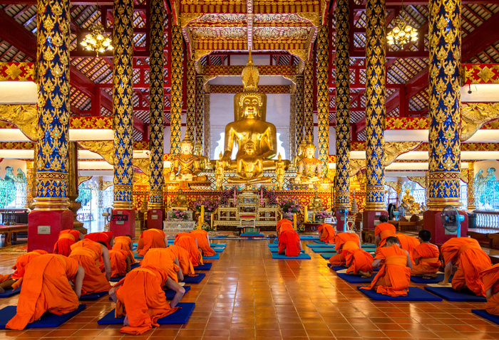 Prière au temple Wat Pa Darapirom
