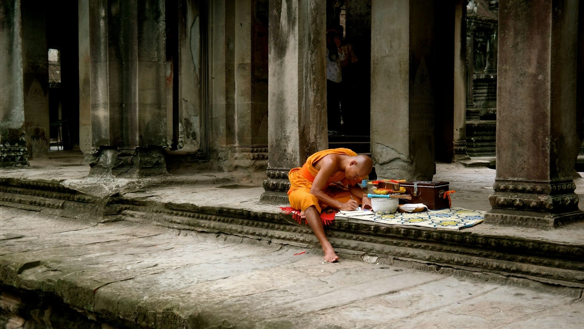 moine-dans-un-temple-a-angkor-wat