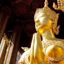 Bouddha en or et temple en Thaïlande