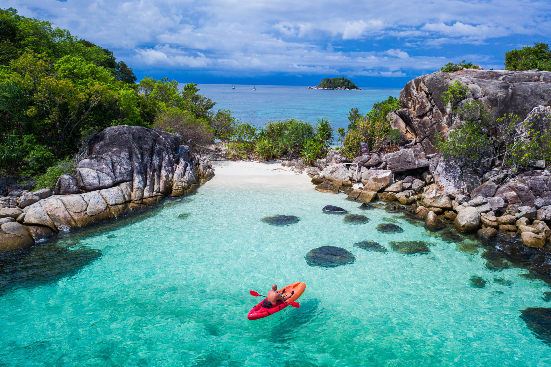 Kayak et eau turquoise en Thaïlande
