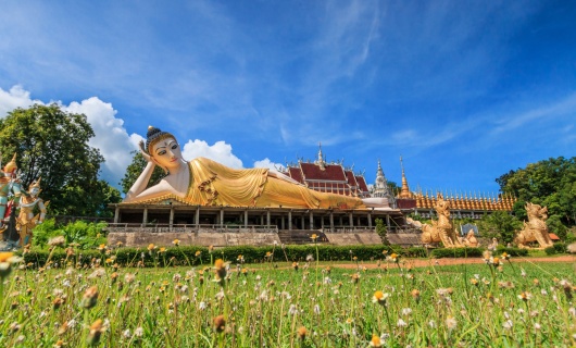Bouddha doré couché en Thaïlande