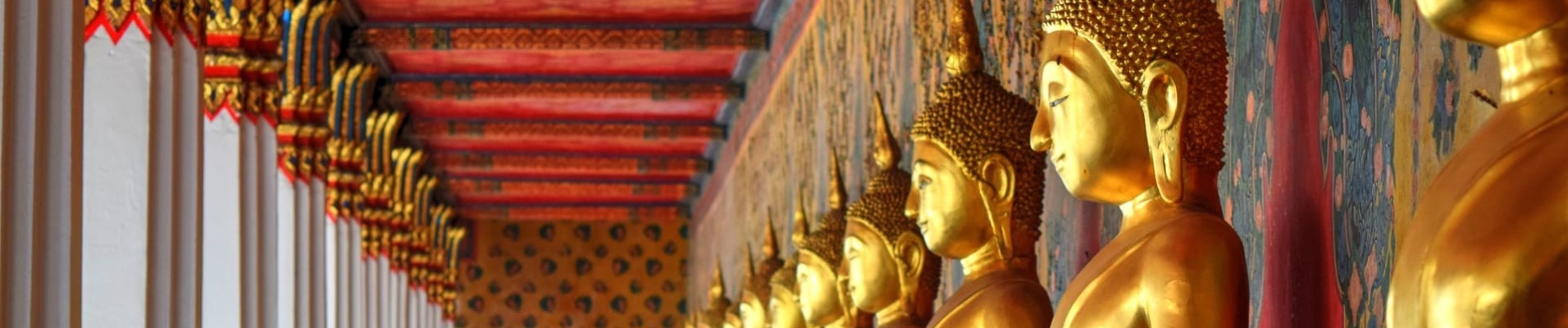 Temple Wat Arun et statues de bouddha dorées en Thaïlande