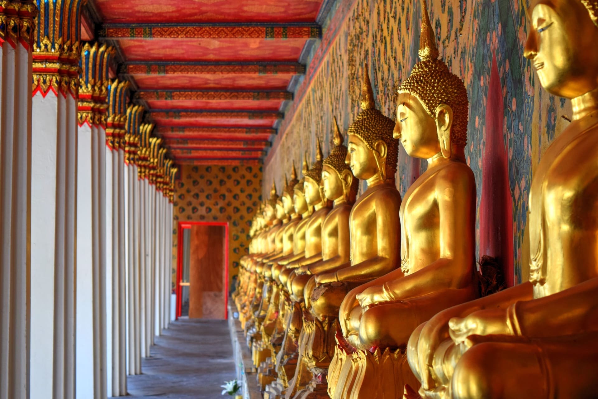 Temple Wat Arun et statues de bouddha dorées en Thaïlande