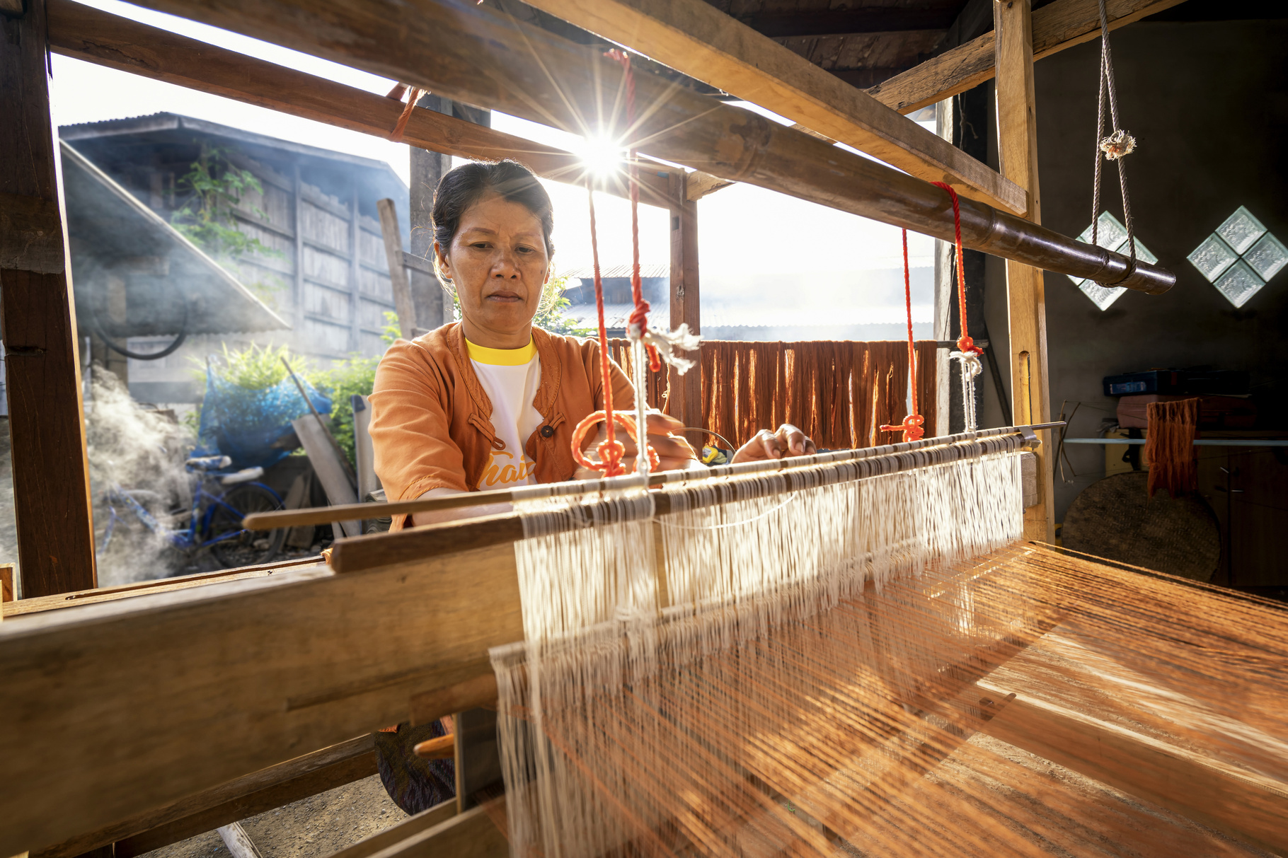 Métier à tisser la soie à Isan en Thaïlande