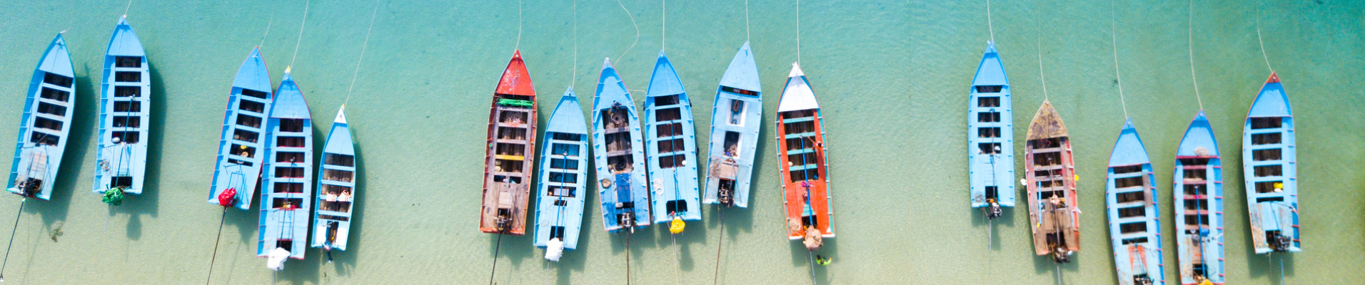 bateaux de pêche alignés, Thaïlande