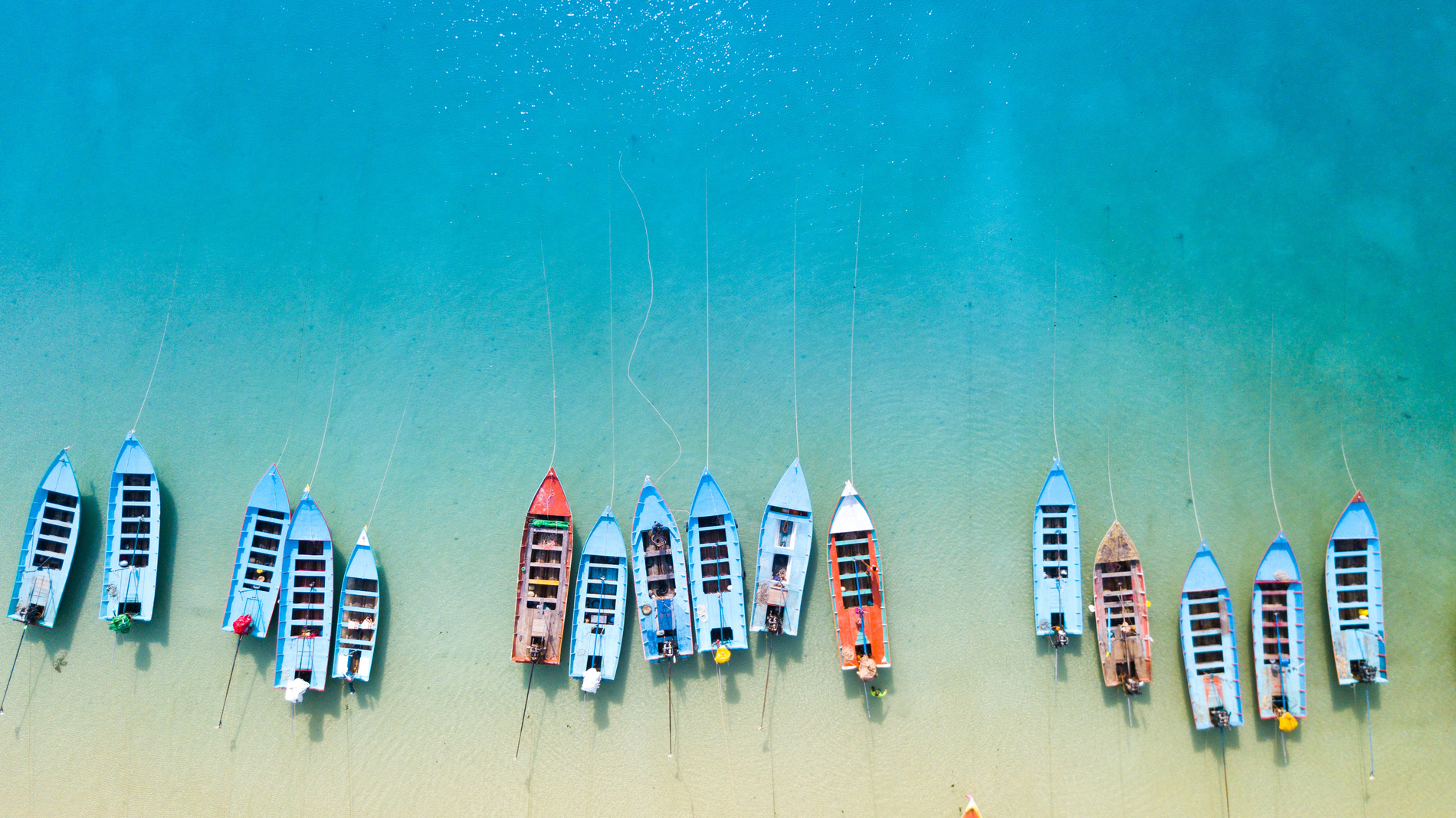 bateaux de pêche alignés, Thaïlande