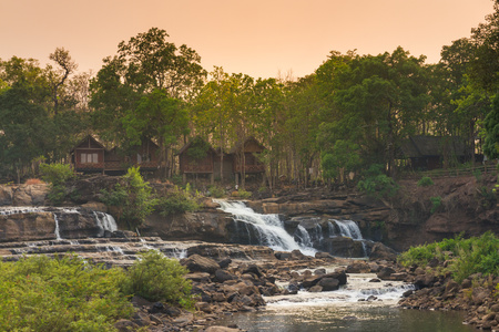 Cascade d'eau au plateau des bolovens, Laos