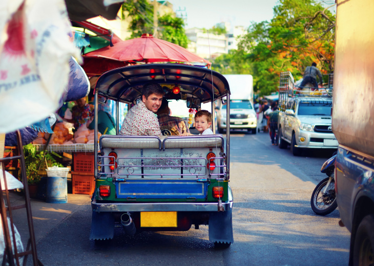 famille dans un tuk tuk de Bangkok