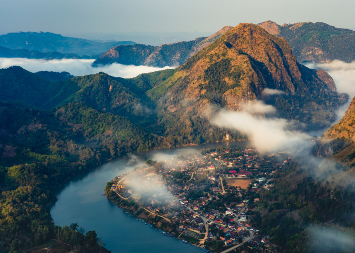 vue aérienne de Nong Khiaw village, Laos