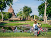 femme à vélo, temple Mahathat, Sukhothai - mini