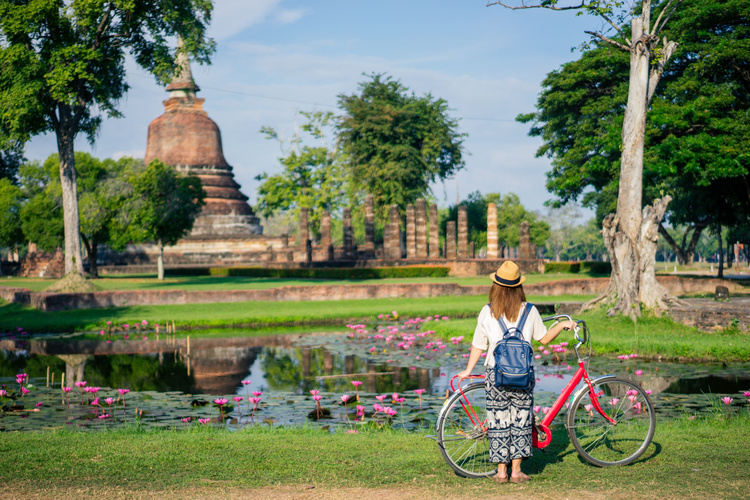 femme à vélo, temple Mahathat, Sukhothai - mini
