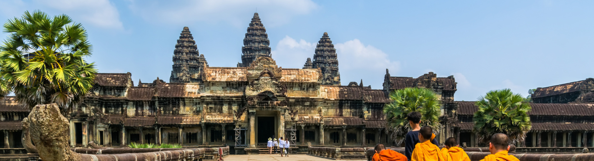Moines devant le temple d'Angkor Wat, Cambodge