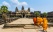 Moines devant le temple d'Angkor Wat, Cambodge