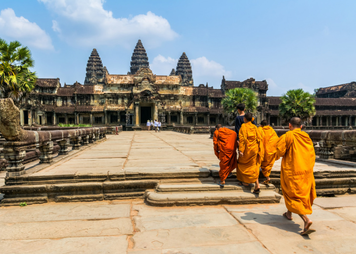 Moines devant le temple d'Angkor Wat, Cambodge